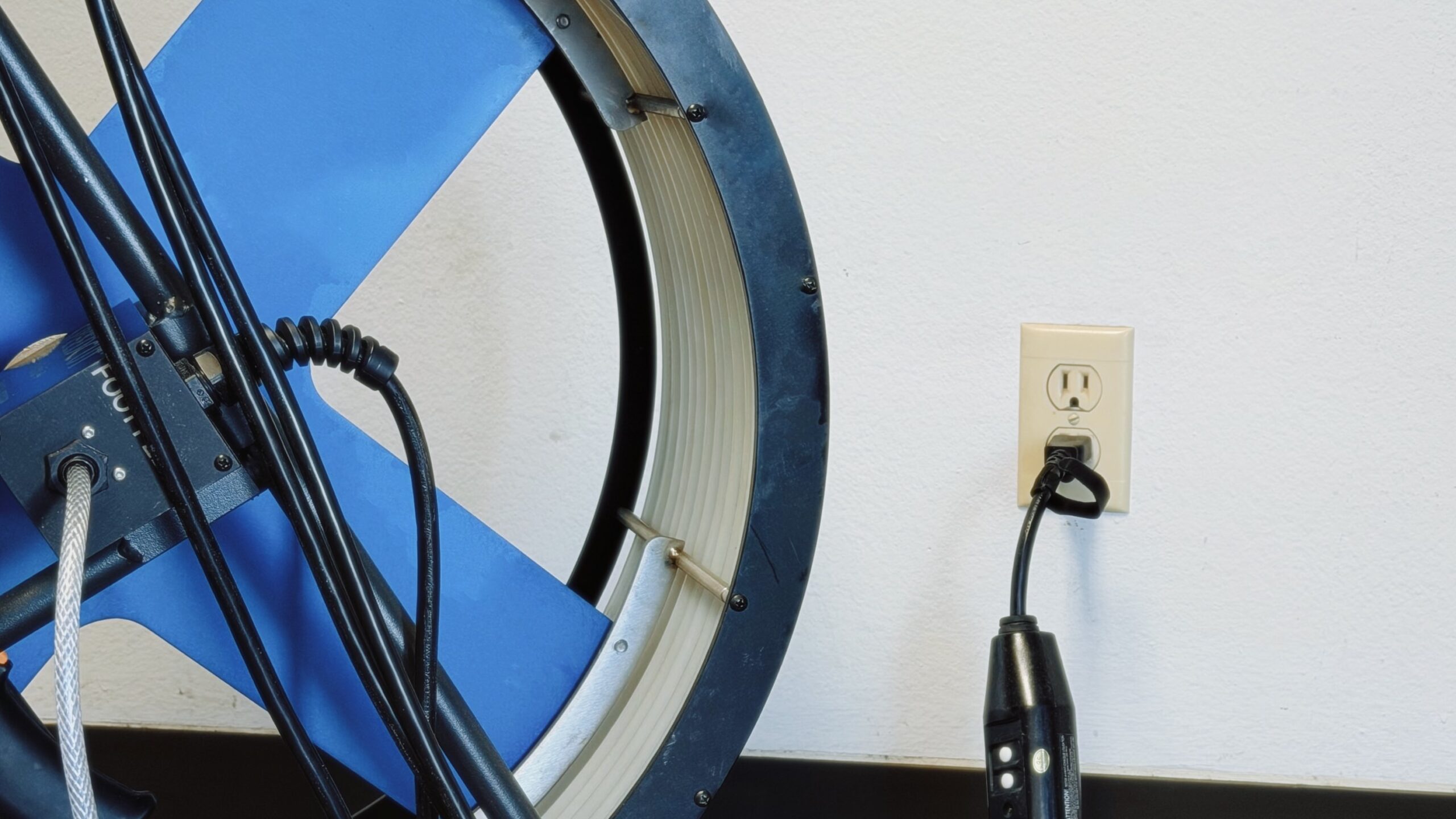 Built-in power cord stores on the cart