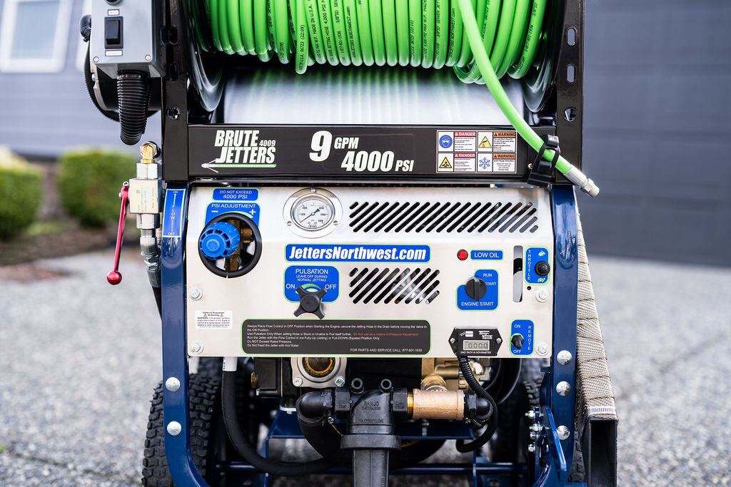 Brute 4009 control panel with PSI adjustment knob and pressure gauge