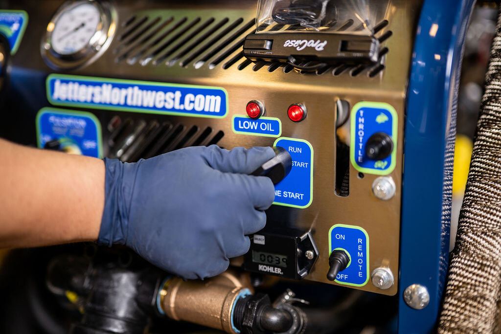 Engine start, throttle and hour meter on the Brute control panel