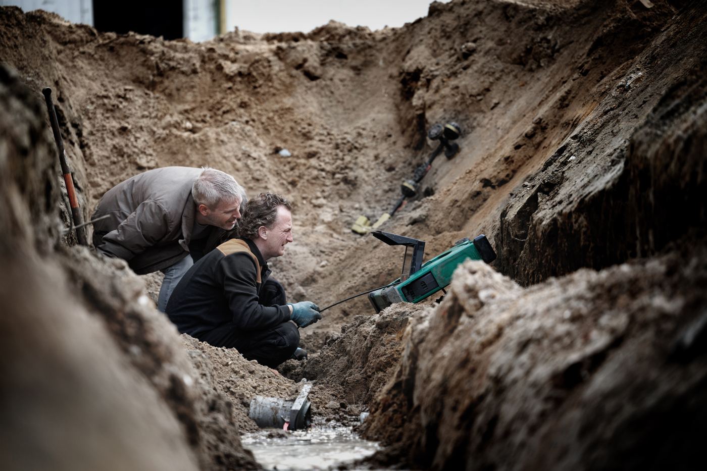 Two plumbers using the MiniFlex at an open excavation